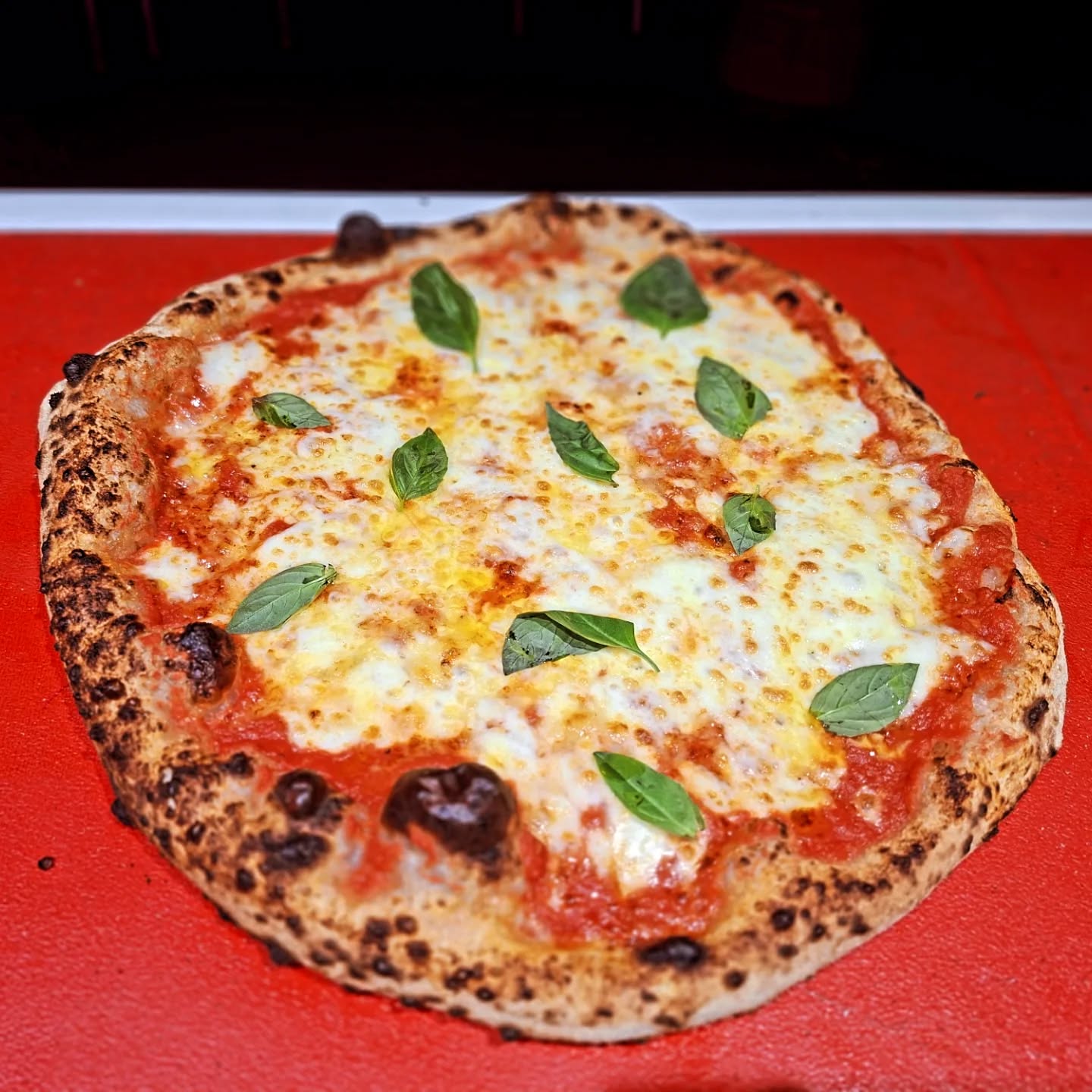 Pizza artisanale garnie de produits italiens chez Gioia Pizza