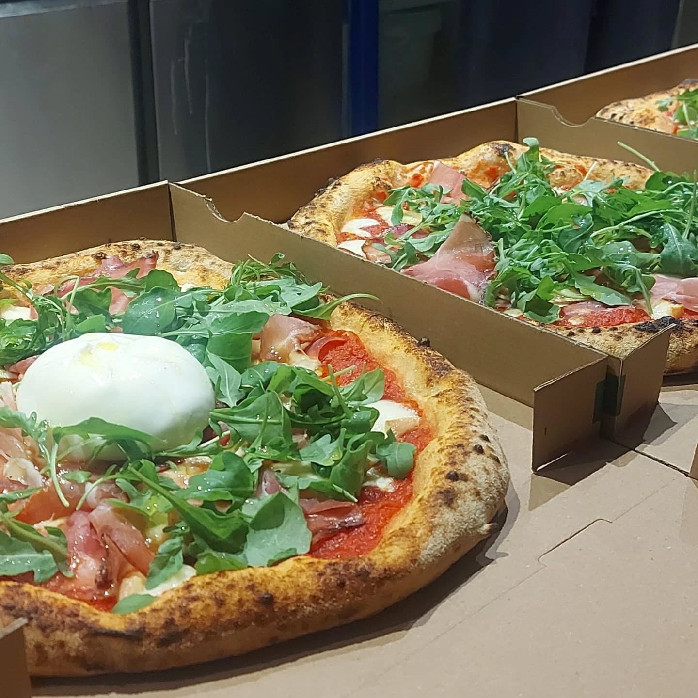 Pizza napolitaine cuite à la flamme chez Gioia Pizza à Pornic